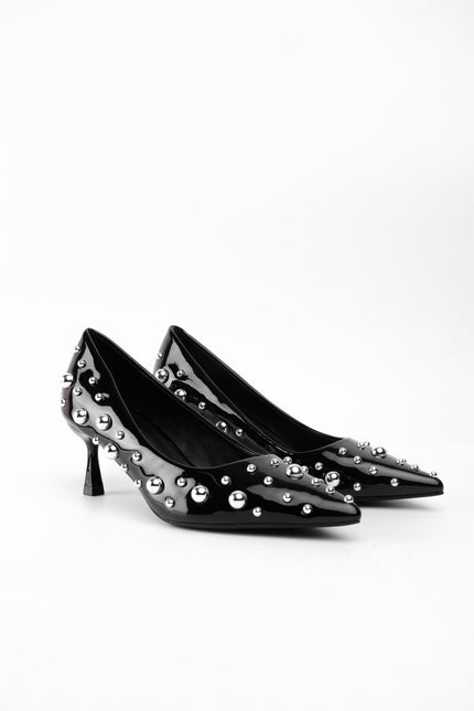 Tacones negros bajos de charol y taches