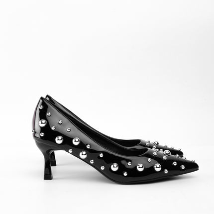 Tacones negros bajos de charol y taches