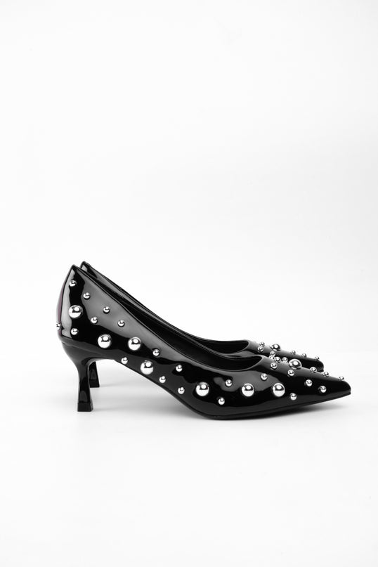 Tacones negros bajos de charol y taches