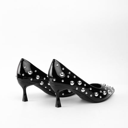 Tacones negros bajos de charol y taches