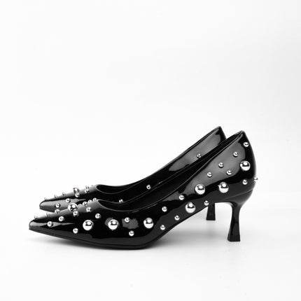 Tacones negros bajos de charol y taches