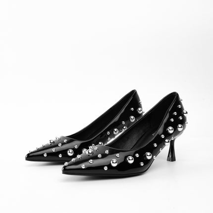 Tacones negros bajos de charol y taches