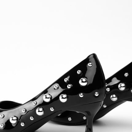 Tacones negros bajos de charol y taches