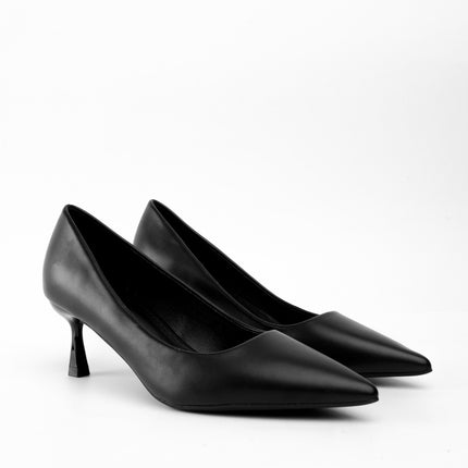 Tacones negros bajos de punta