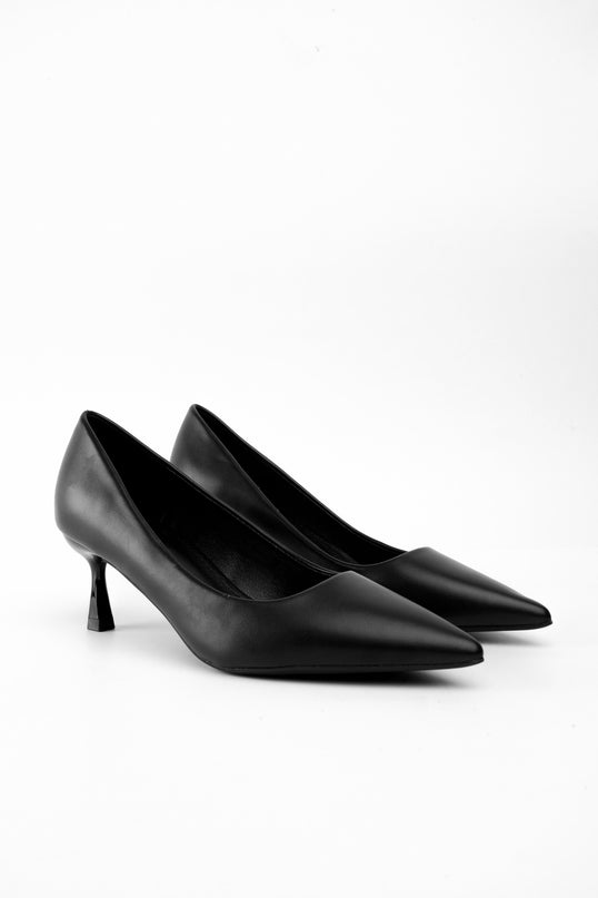 Tacones negros bajos de punta