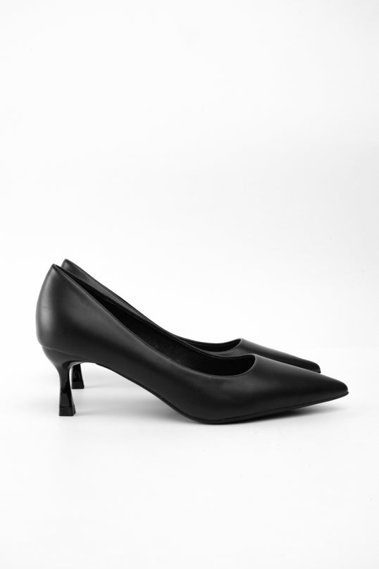 Tacones negros bajos de punta