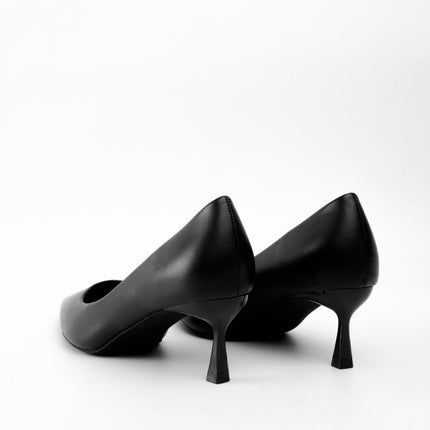Tacones negros bajos de punta