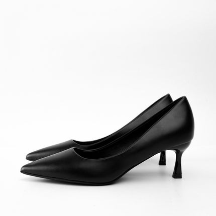 Tacones negros bajos de punta