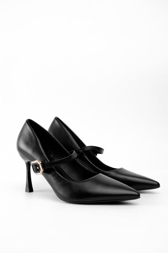 Tacones negros con hebilla cruzada