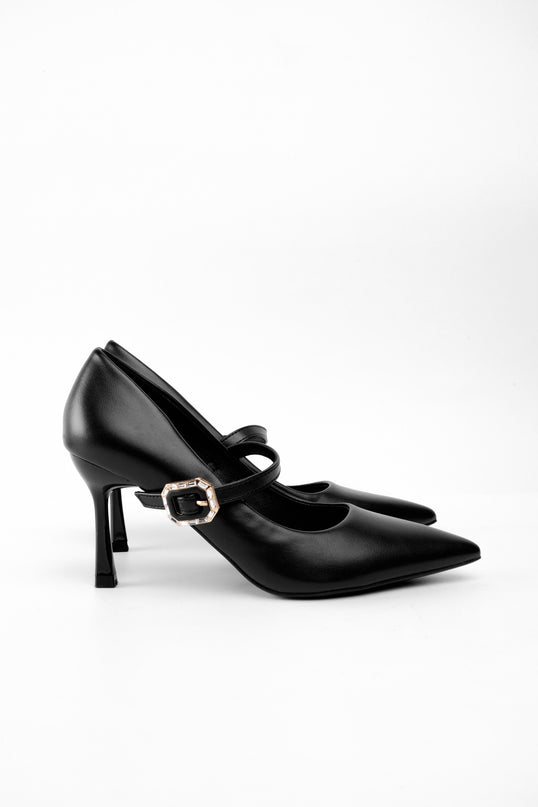 Tacones negros con hebilla cruzada