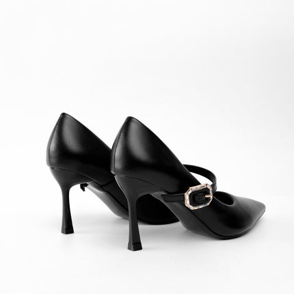 Tacones negros con hebilla cruzada