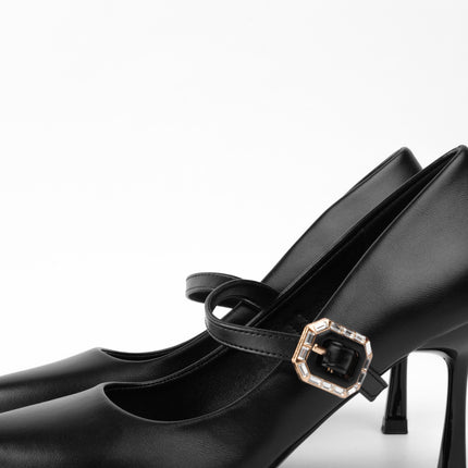 Tacones negros con hebilla cruzada