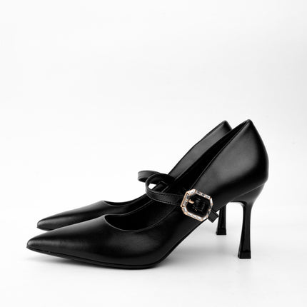 Tacones negros con hebilla cruzada