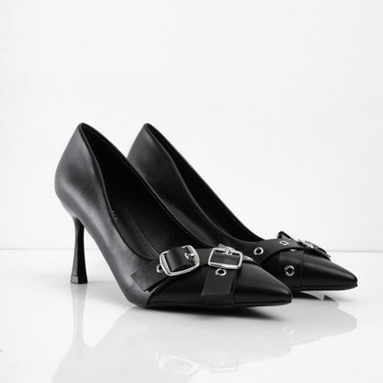 Tacones negros de punta y hebillas