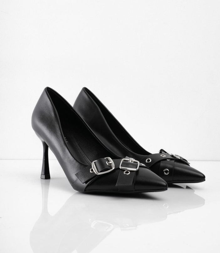 Tacones negros de punta y hebillas