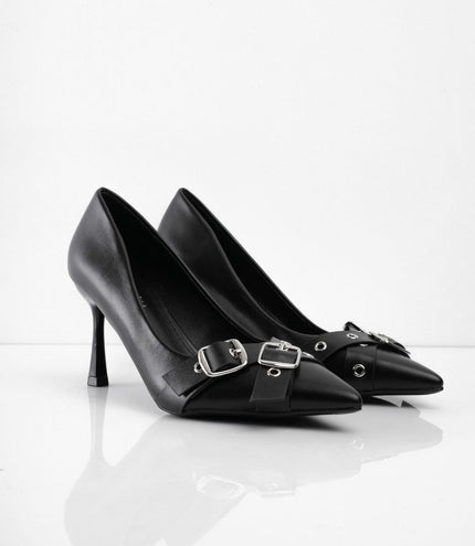 Tacones negros de punta y hebillas