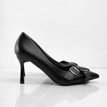Tacones negros de punta y hebillas