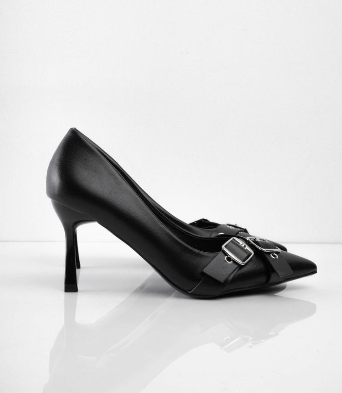 Tacones negros de punta y hebillas