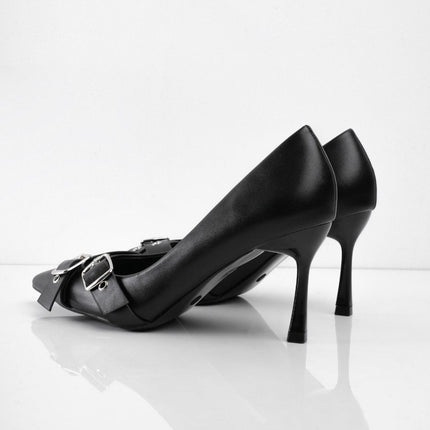 Tacones negros de punta y hebillas