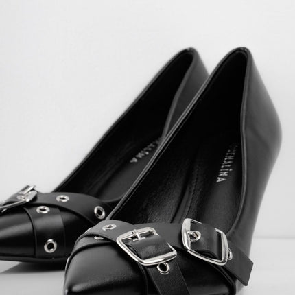 Tacones negros de punta y hebillas