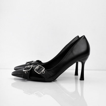 Tacones negros de punta y hebillas