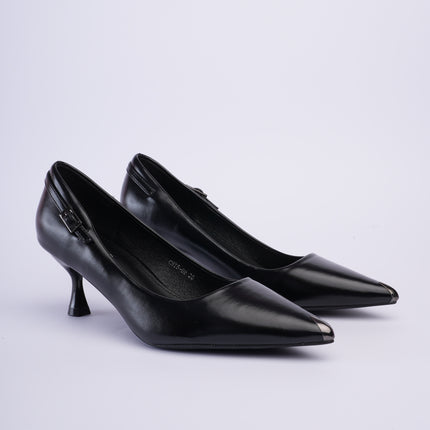 Tacones negros elegantes con herraje