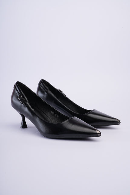 Tacones negros elegantes con herraje