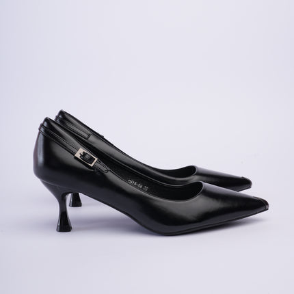 Tacones negros elegantes con herraje