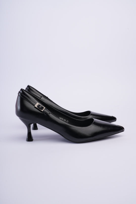 Tacones negros elegantes con herraje