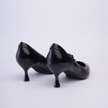 Tacones negros elegantes con herraje