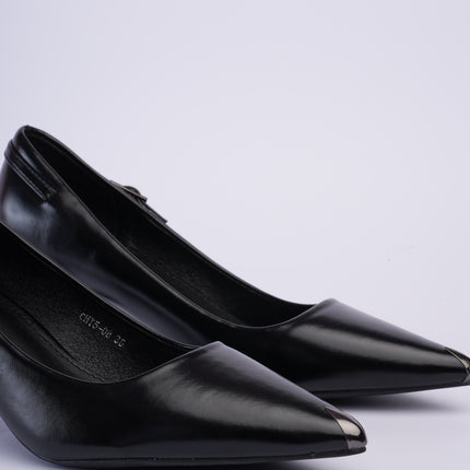 Tacones negros elegantes con herraje