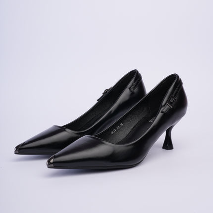 Tacones negros elegantes con herraje