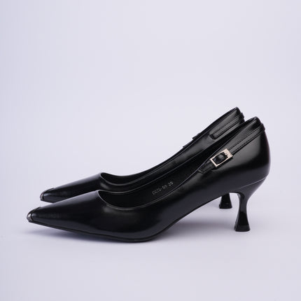 Tacones negros elegantes con herraje