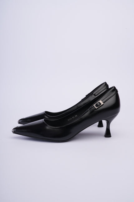 Tacones negros elegantes con herraje
