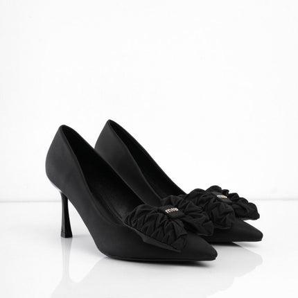 Tacones negros punta fina y moño