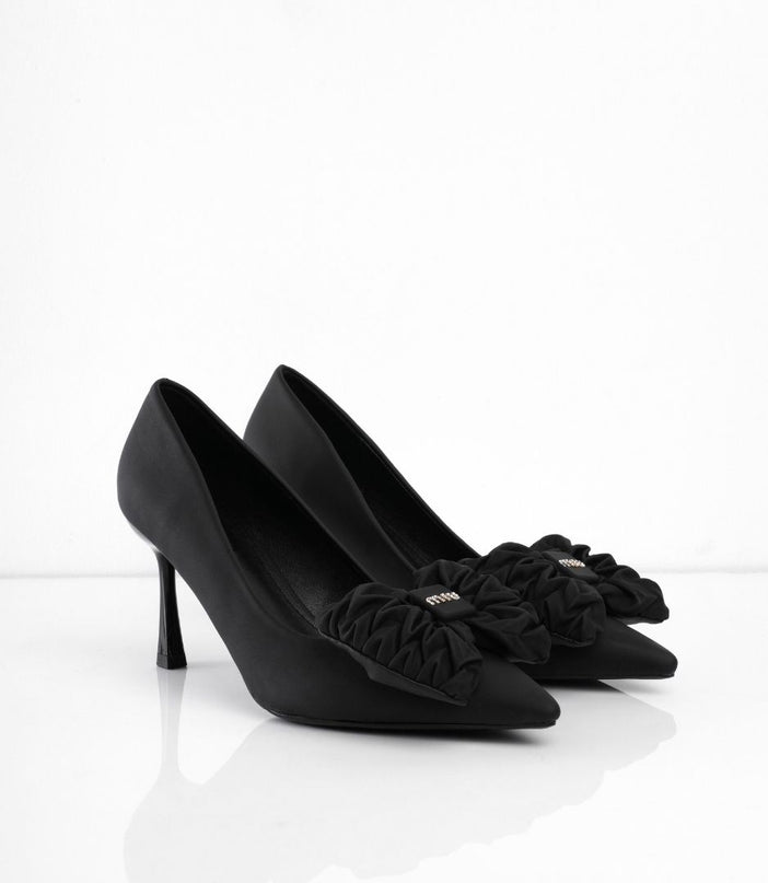 Tacones negros punta fina y moño