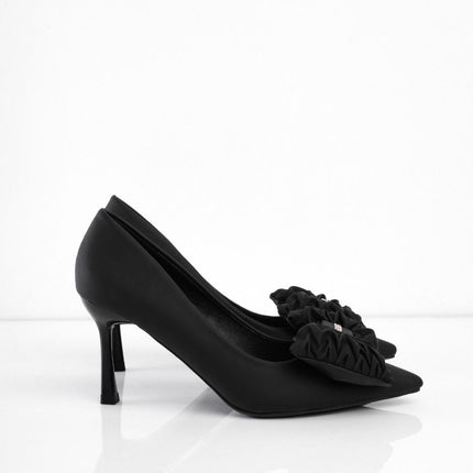 Tacones negros punta fina y moño