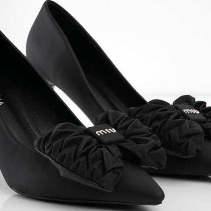 Tacones negros punta fina y moño