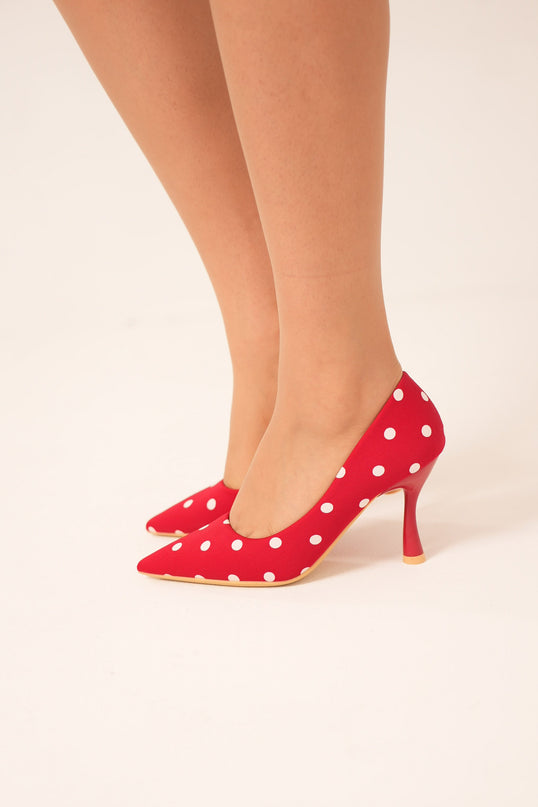 Tacones rojos altos con lunares