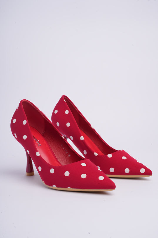 Tacones rojos altos con lunares