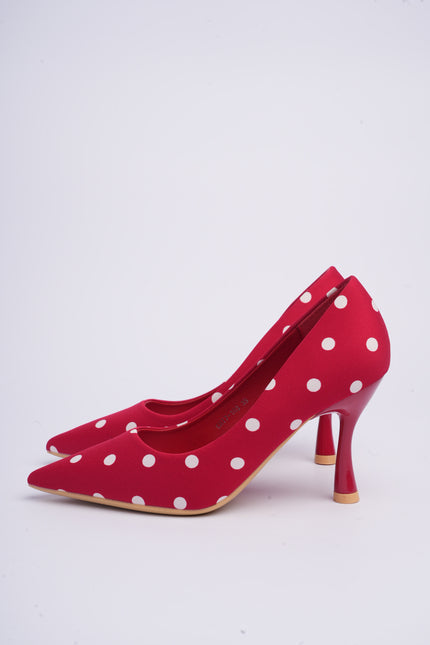 Tacones rojos altos con lunares