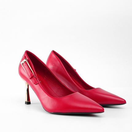 Tacones rojos con hebilla
