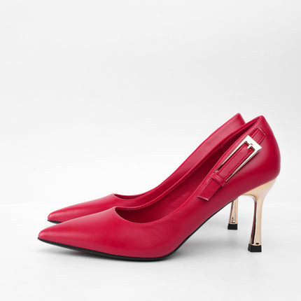 Tacones rojos con hebilla