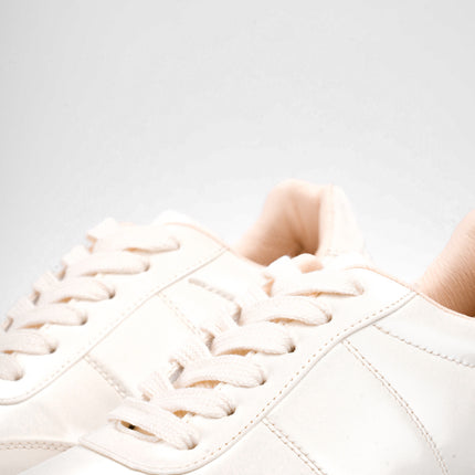 Tenis bajos crema brillantes