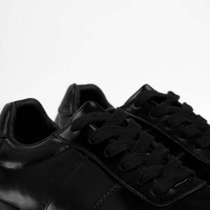 Tenis bajos negros brillantes