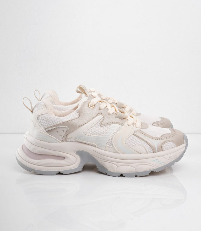 Tenis beige brillantes con laterales blancos