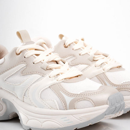 Tenis beige brillantes con laterales blancos