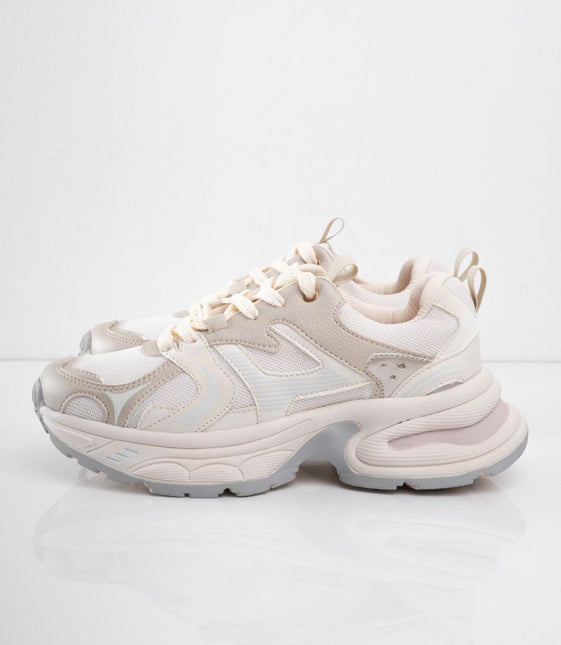 Tenis beige brillantes con laterales blancos