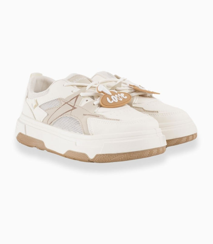 Tenis beige con aplique love