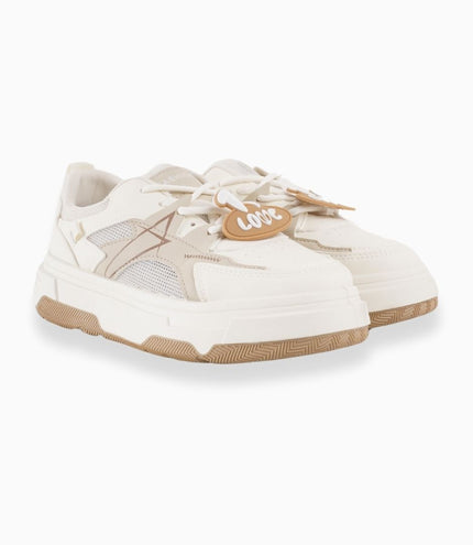Tenis beige con aplique love